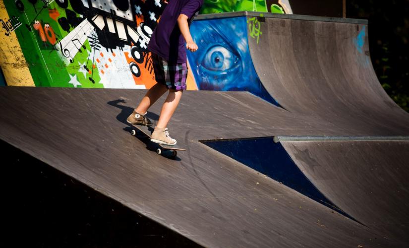 Skateboardfahrer auf eine Rampe in Jena