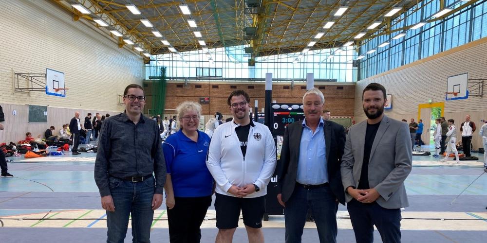 Sportdezernent Koppe mit Mitgliedern Fechterverband, Fechterbund und Fechtsportverein Jena