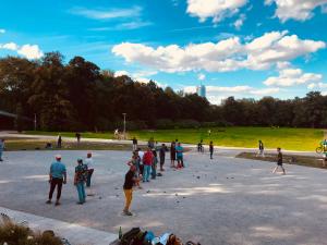 Menschen spielen auf einer Fläche Boule