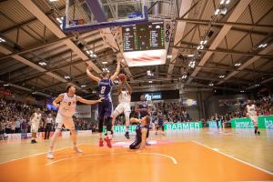 mehrere Spieler beim Basketball