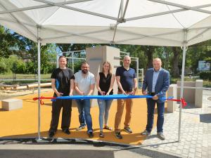 5 Menschen durchschneiden ein blaues Band zur Eröffnung der Parkouranlage