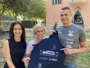 Drei Personen mit Trikot