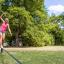 Eine Frau balanciert auf einer Slackline