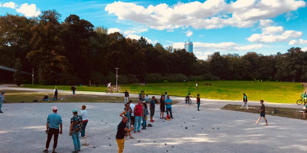 Menschen spielen auf einer Fläche Boule