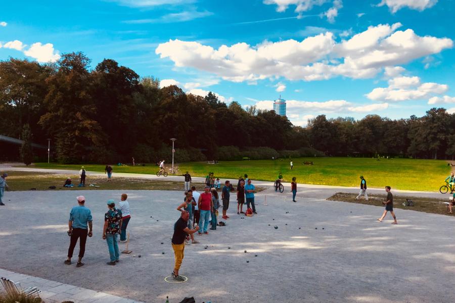Menschen spielen auf einer Fläche Boule
