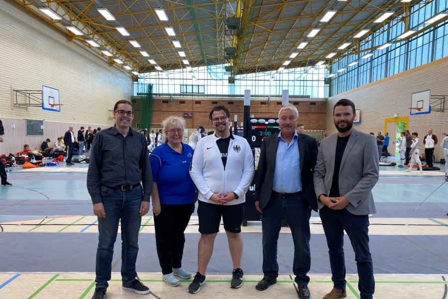 Sportdezernent Koppe mit Mitgliedern Fechterverband, Fechterbund und Fechtsportverein Jena