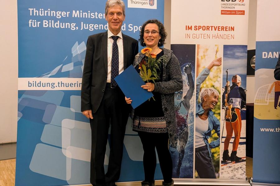 Übergabe der Thüringer Sportplakette an Anne Kindler durch Sportminister Helmut Holter